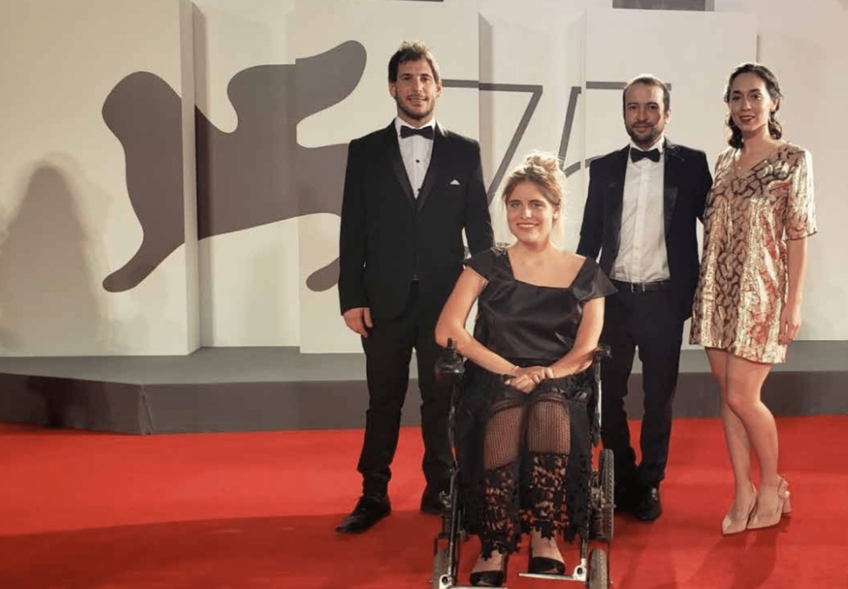 a tall man, Rosario Perazolo Masjoan in her wheelchair, Ezequiel Lenardon, and María Belén Poncio on red carpet